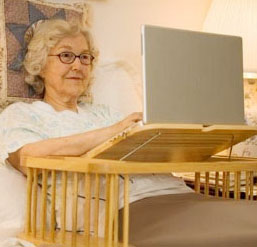 Señora mayor usando una computadora